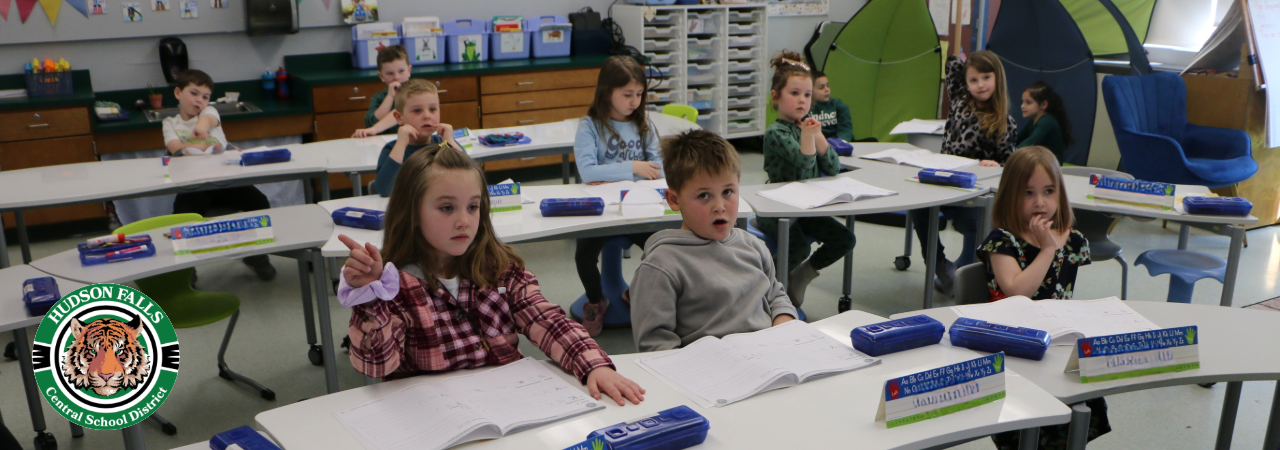 photo of a kindergarten classroom with students doing phonics.