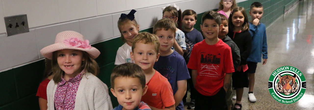A class waiting in the hallway of the PS on the first day